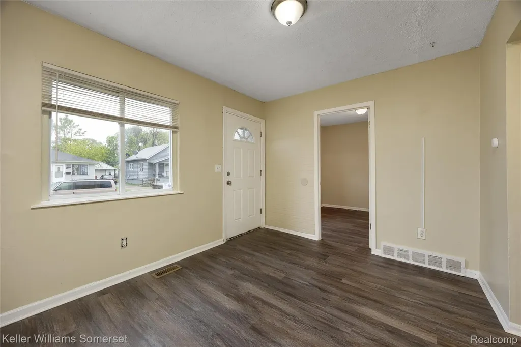 7067 Studebaker Avenue Warren City MI 48091