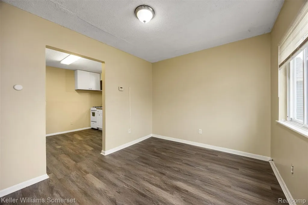 7067 Studebaker Avenue Warren City MI 48091