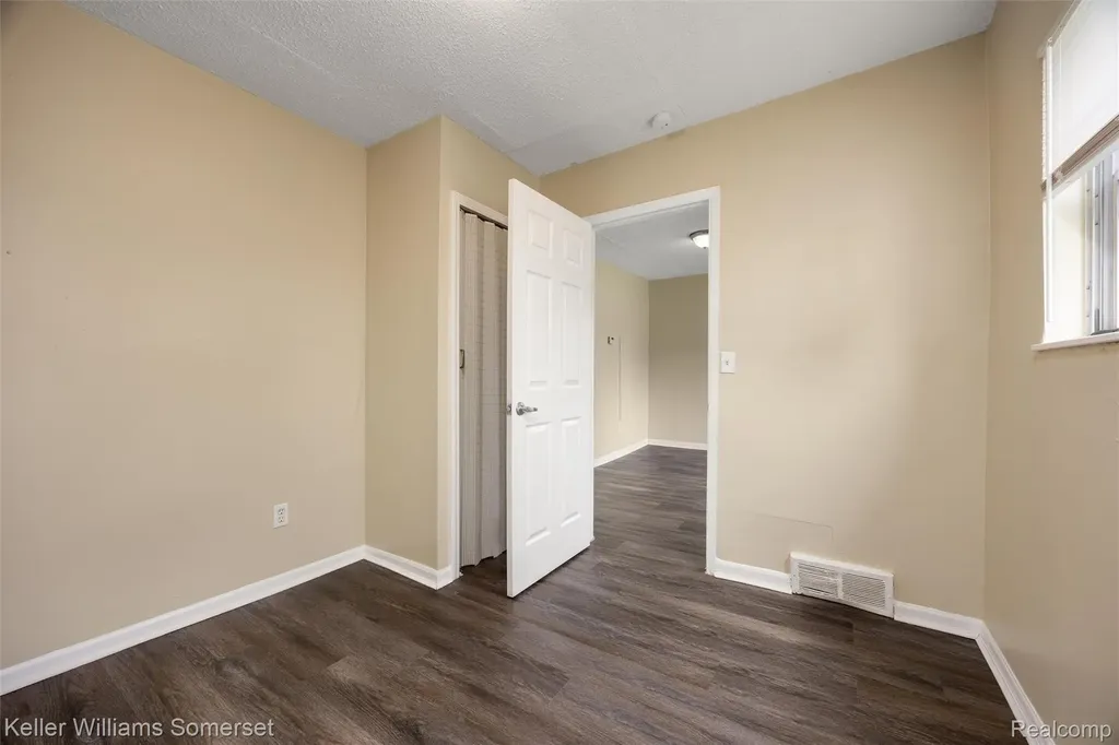 7067 Studebaker Avenue Warren City MI 48091