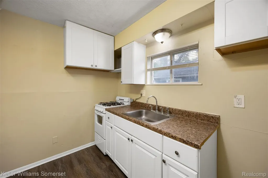 7067 Studebaker Avenue Warren City MI 48091
