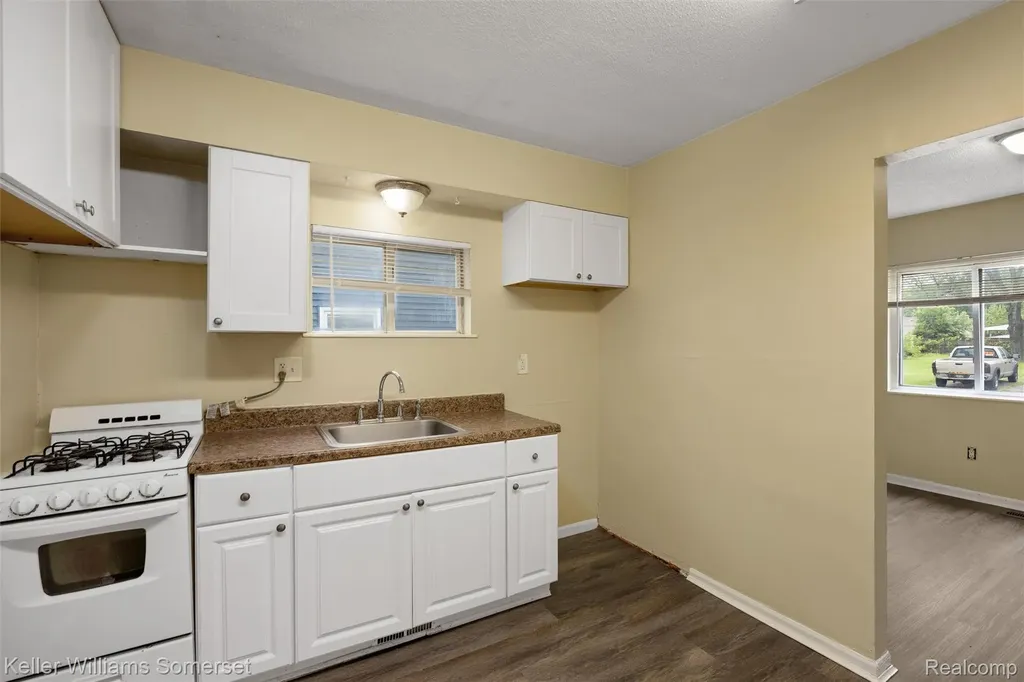7067 Studebaker Avenue Warren City MI 48091