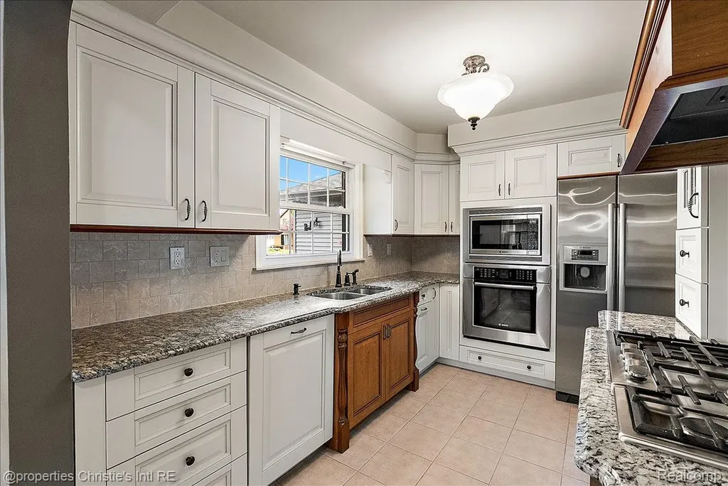 37912 Pointe Rosa Street Harrison Charter Township MI 48045