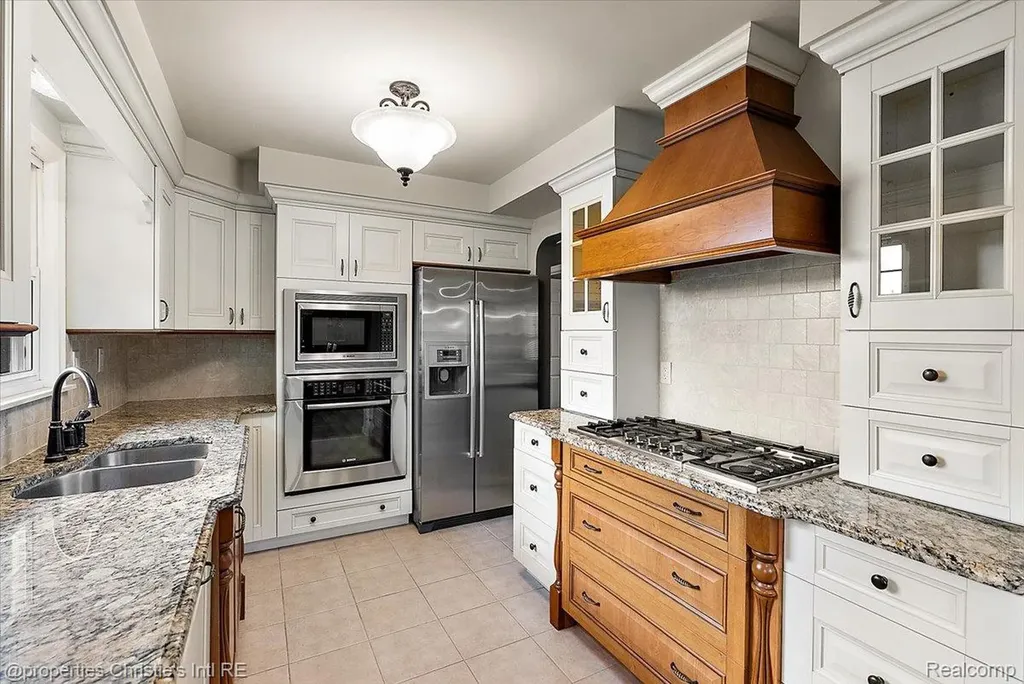 37912 Pointe Rosa Street Harrison Charter Township MI 48045