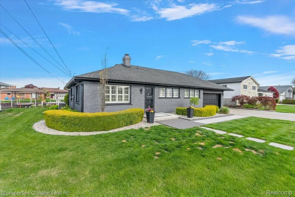 37912 Pointe Rosa Street Harrison Charter Township MI 48045