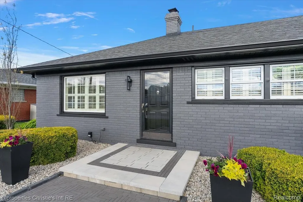 37912 Pointe Rosa Street Harrison Charter Township MI 48045