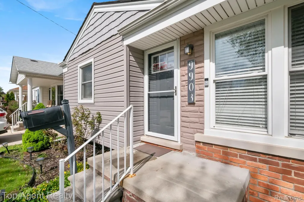 9903 Ruth Avenue Allen Park City MI 48101