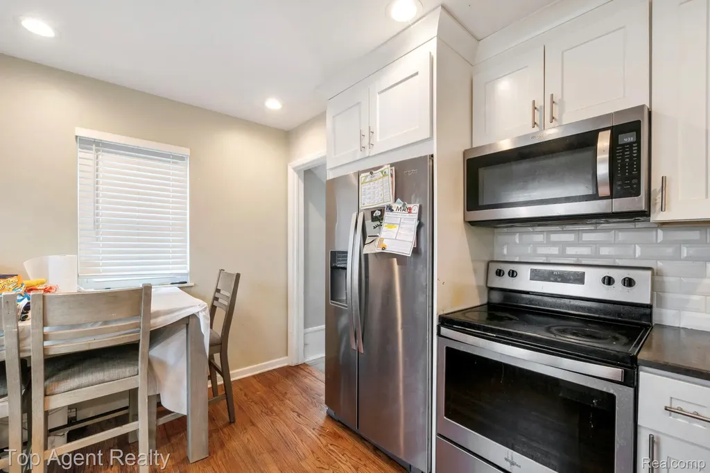 9903 Ruth Avenue Allen Park City MI 48101