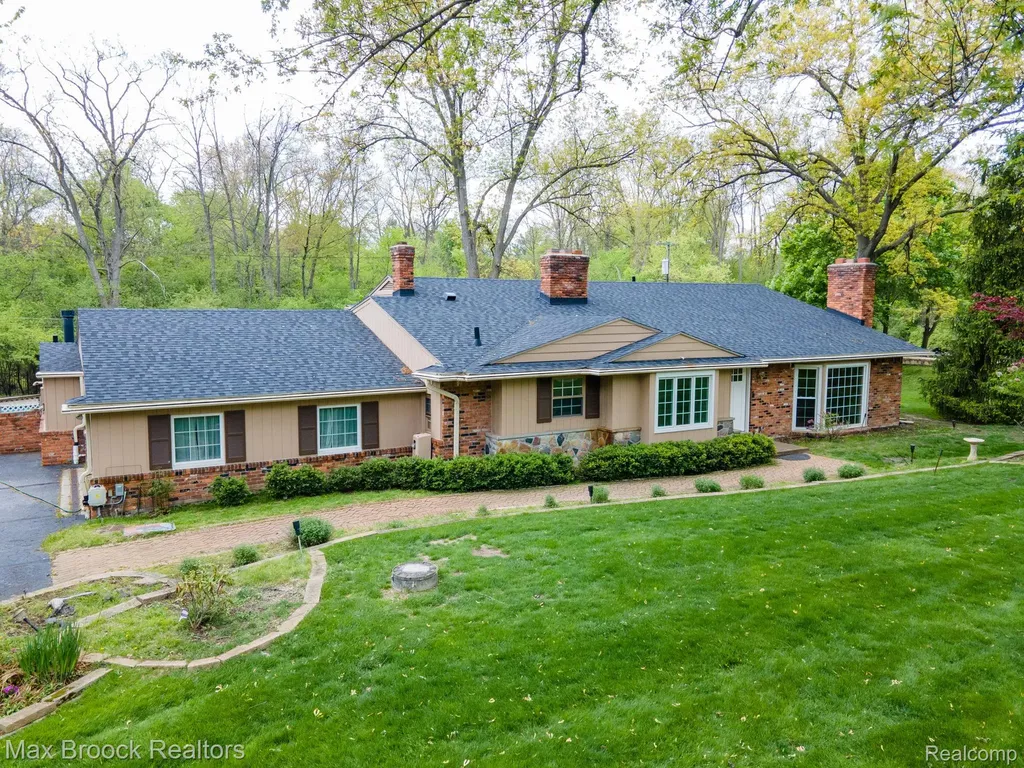 25461 Tweed Drive Franklin Village MI 48025