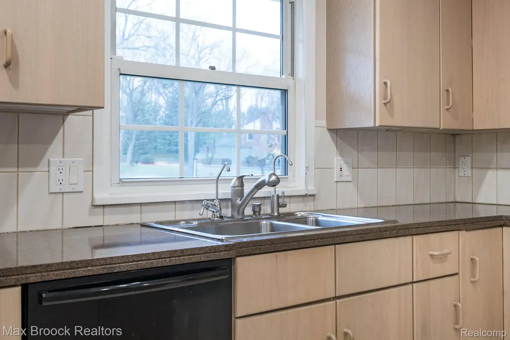 25461 Tweed Drive Franklin Village MI 48025