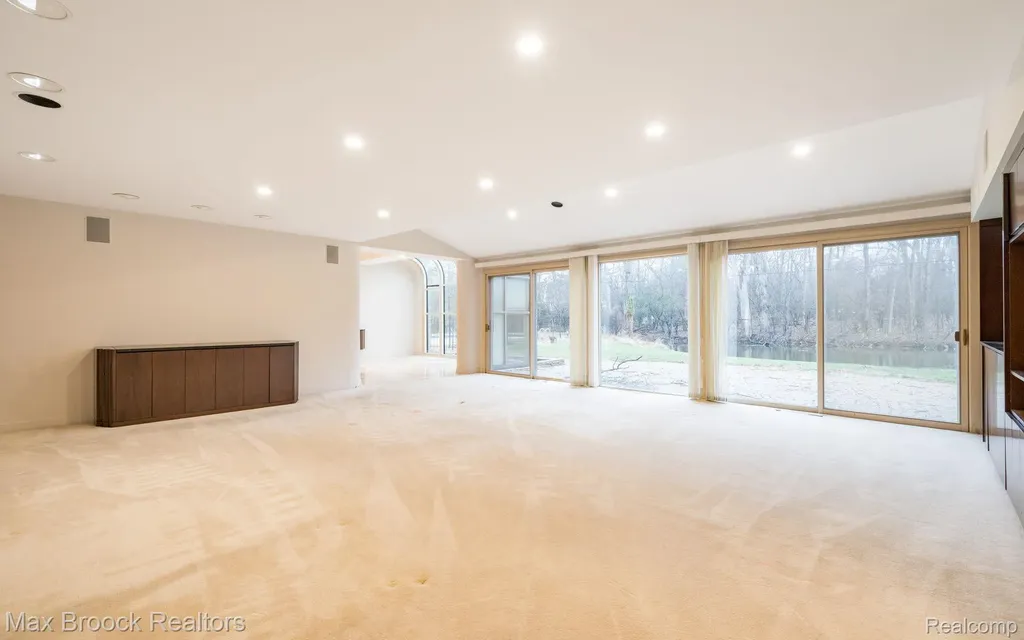 25461 Tweed Drive Franklin Village MI 48025