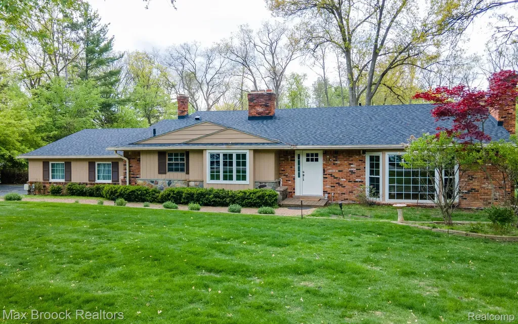 25461 Tweed Drive Franklin Village MI 48025