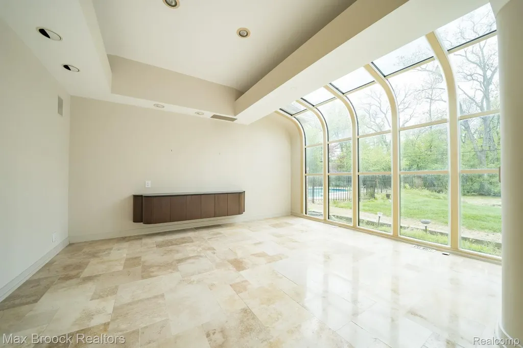 25461 Tweed Drive Franklin Village MI 48025