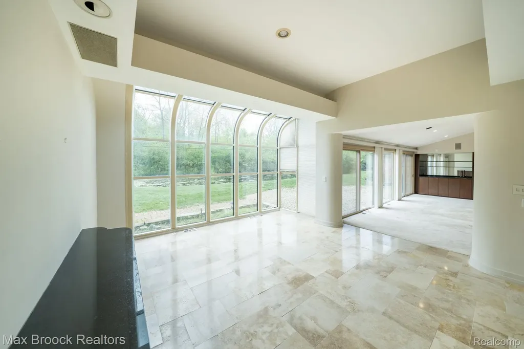 25461 Tweed Drive Franklin Village MI 48025