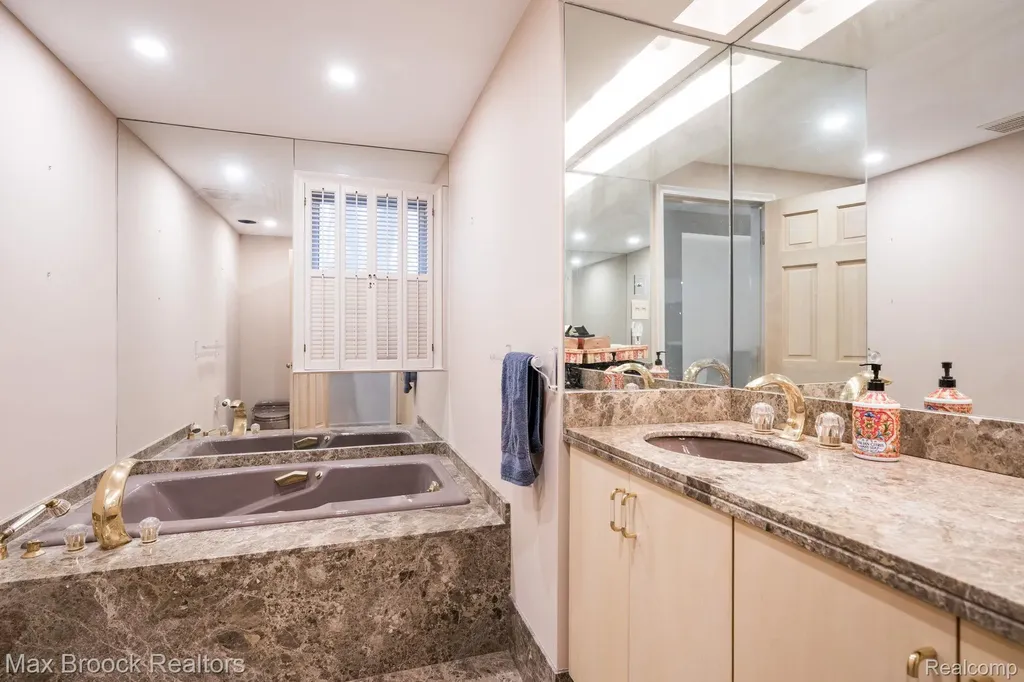 25461 Tweed Drive Franklin Village MI 48025