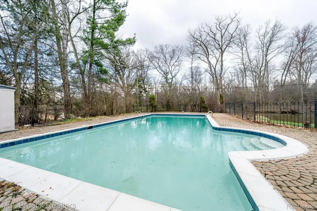 25461 Tweed Drive Franklin Village MI 48025