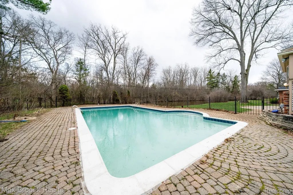 25461 Tweed Drive Franklin Village MI 48025