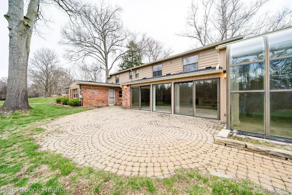 25461 Tweed Drive Franklin Village MI 48025
