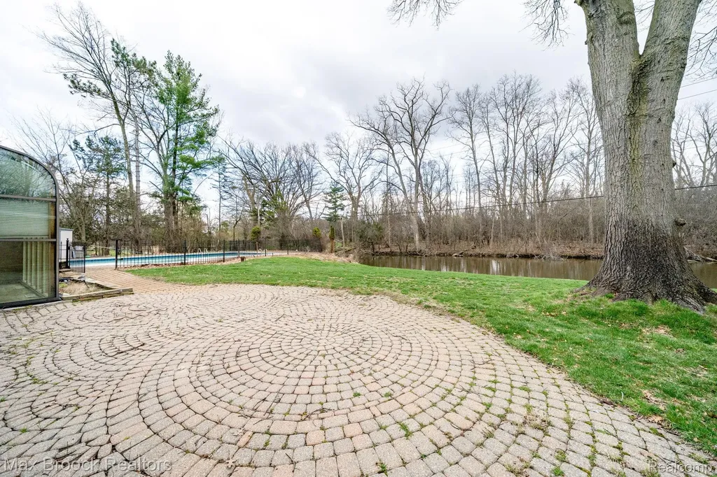 25461 Tweed Drive Franklin Village MI 48025