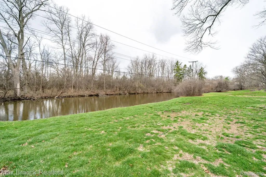 25461 Tweed Drive Franklin Village MI 48025