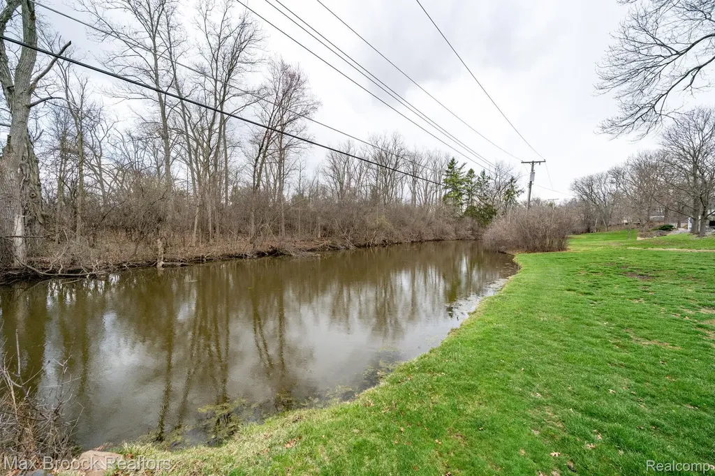 25461 Tweed Drive Franklin Village MI 48025