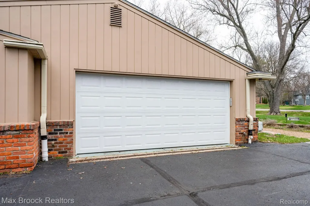 25461 Tweed Drive Franklin Village MI 48025