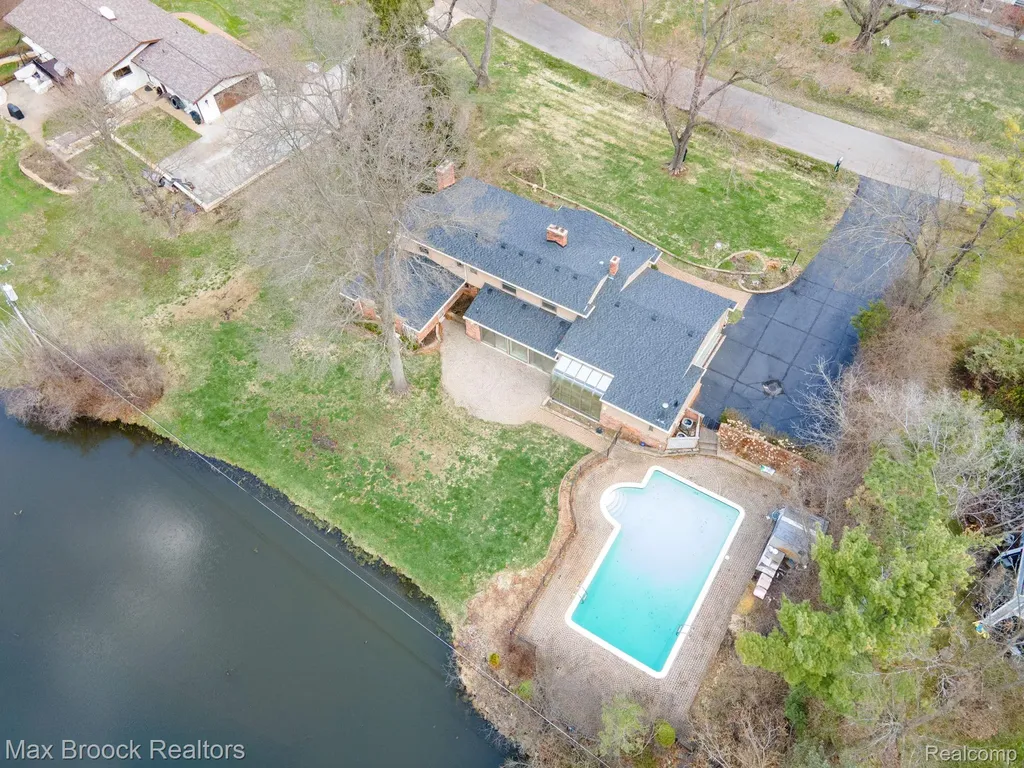 25461 Tweed Drive Franklin Village MI 48025