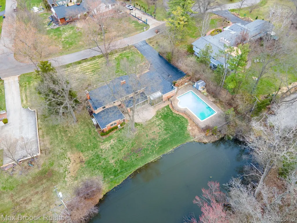 25461 Tweed Drive Franklin Village MI 48025