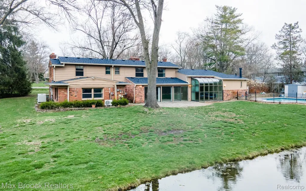 25461 Tweed Drive Franklin Village MI 48025