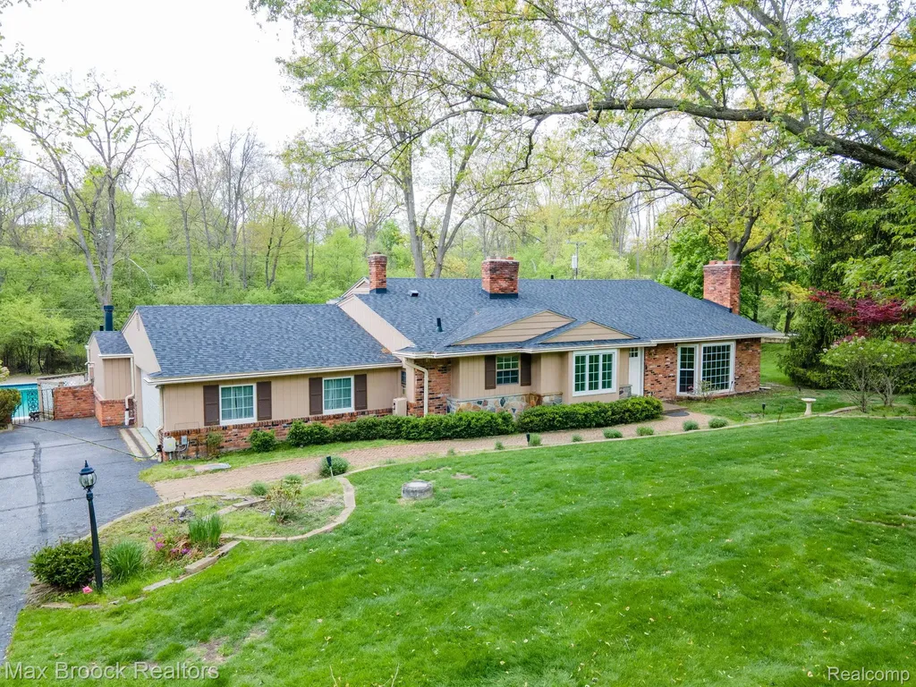 25461 Tweed Drive Franklin Village MI 48025