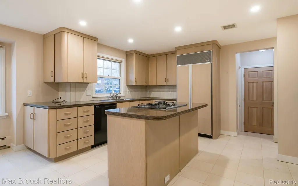 25461 Tweed Drive Franklin Village MI 48025