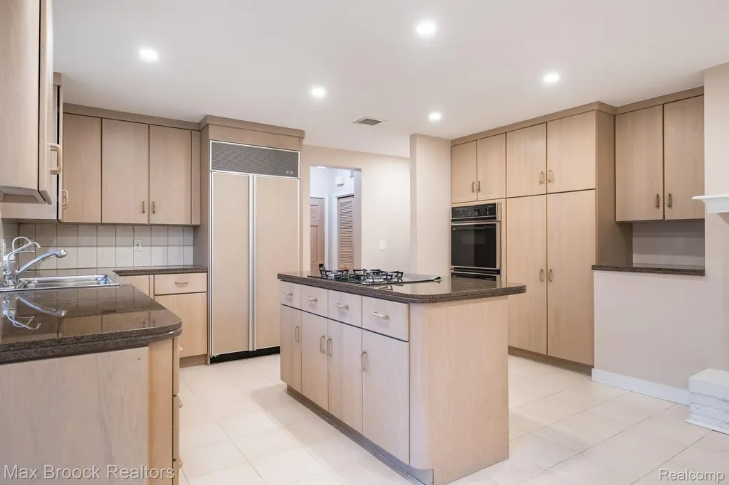 25461 Tweed Drive Franklin Village MI 48025