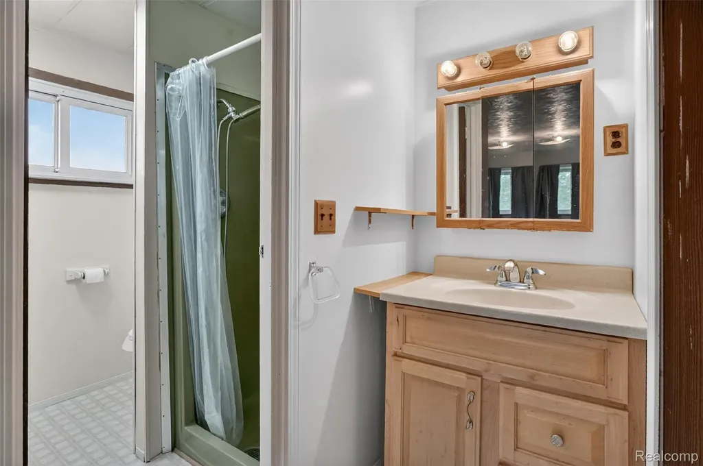 138 W Hunters Creek Road Lapeer Township MI 48446