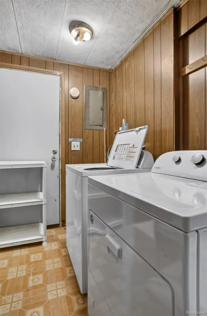 138 W Hunters Creek Road Lapeer Township MI 48446