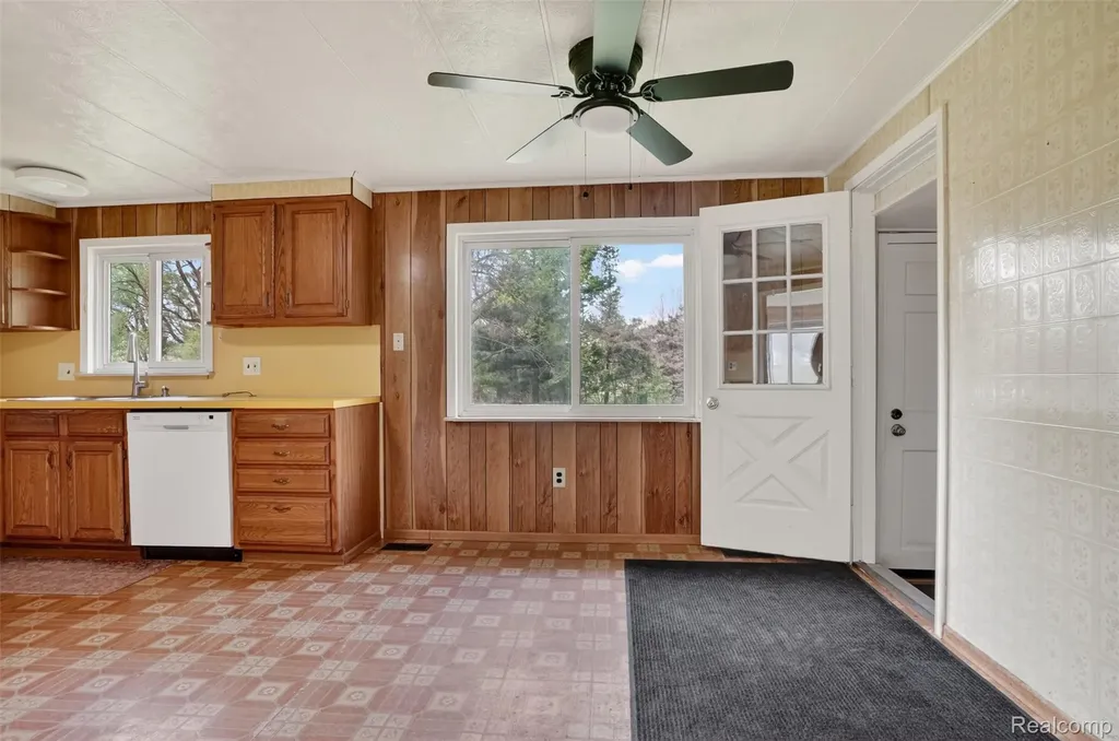 138 W Hunters Creek Road Lapeer Township MI 48446