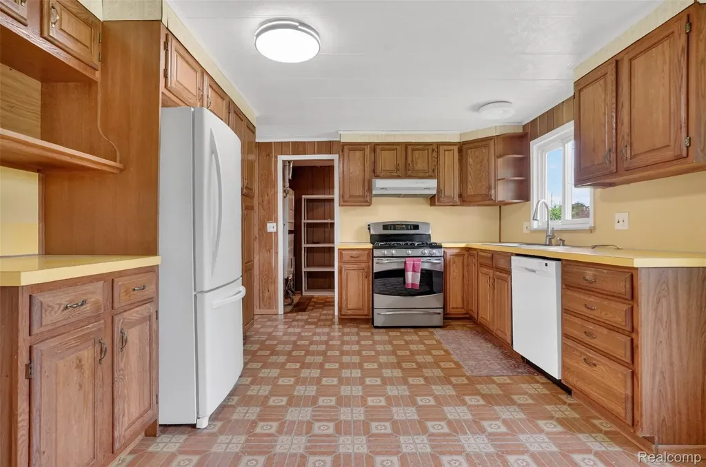 138 W Hunters Creek Road Lapeer Township MI 48446