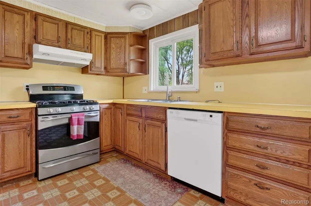 138 W Hunters Creek Road Lapeer Township MI 48446