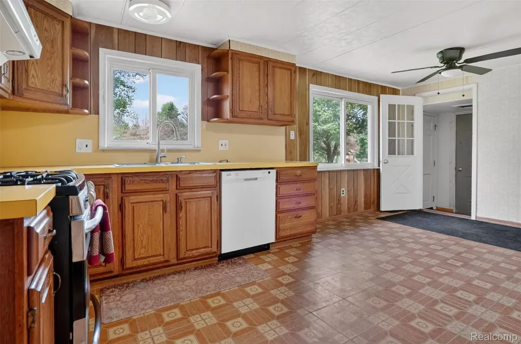 138 W Hunters Creek Road Lapeer Township MI 48446