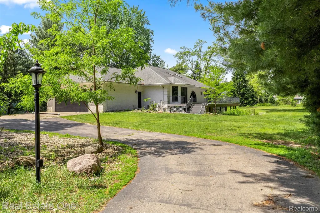 8329 Gray Street Westland City MI 48185