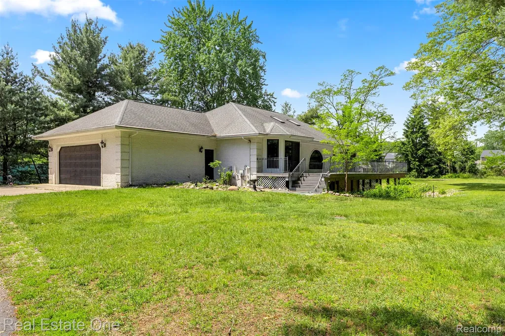 8329 Gray Street Westland City MI 48185