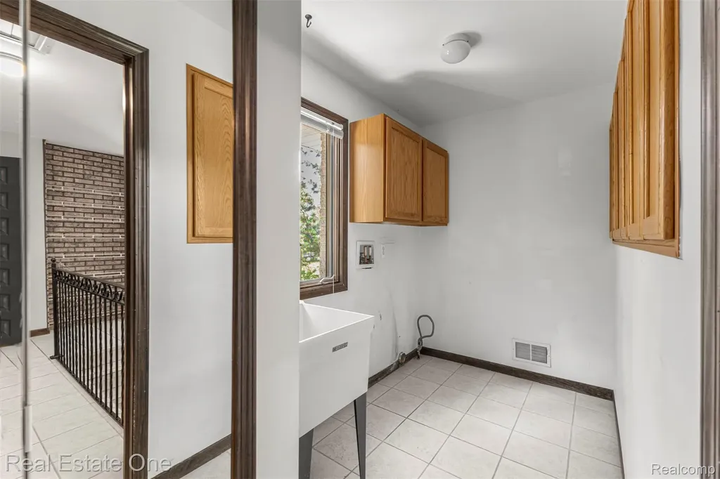 8329 Gray Street Westland City MI 48185