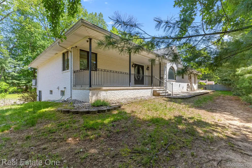 8329 Gray Street Westland City MI 48185