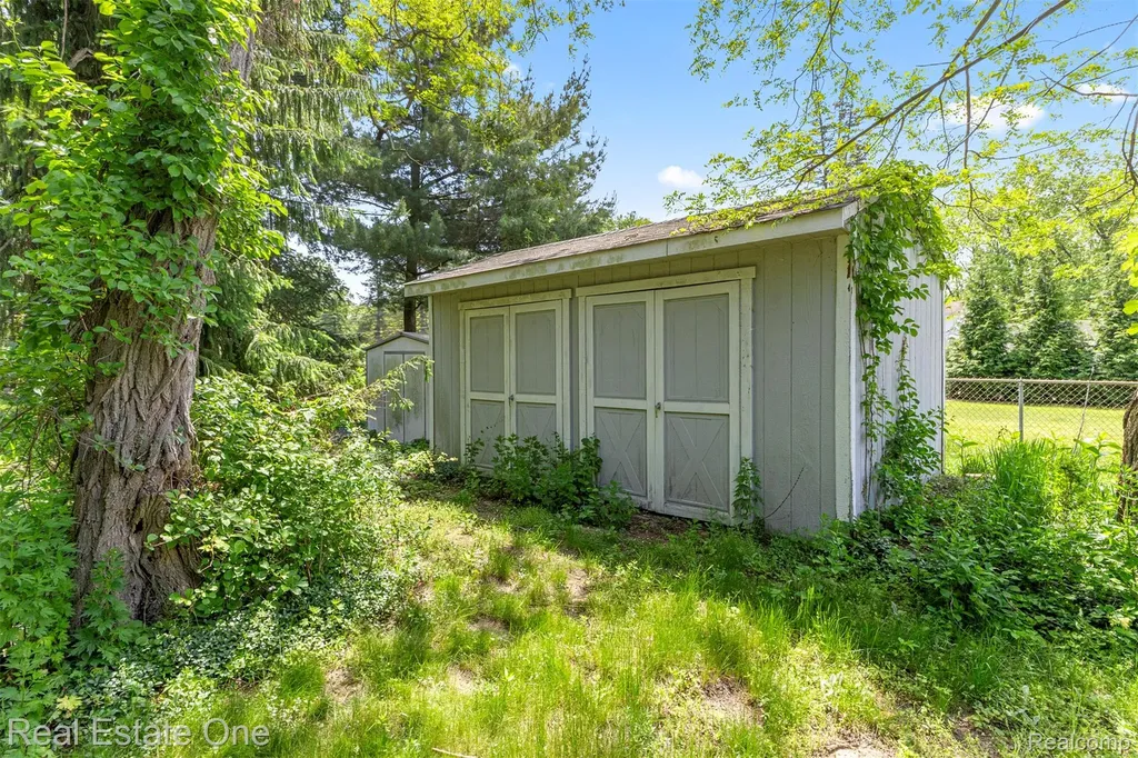 8329 Gray Street Westland City MI 48185