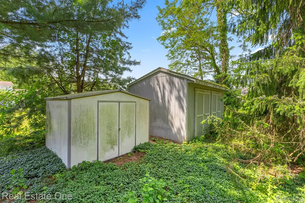8329 Gray Street Westland City MI 48185