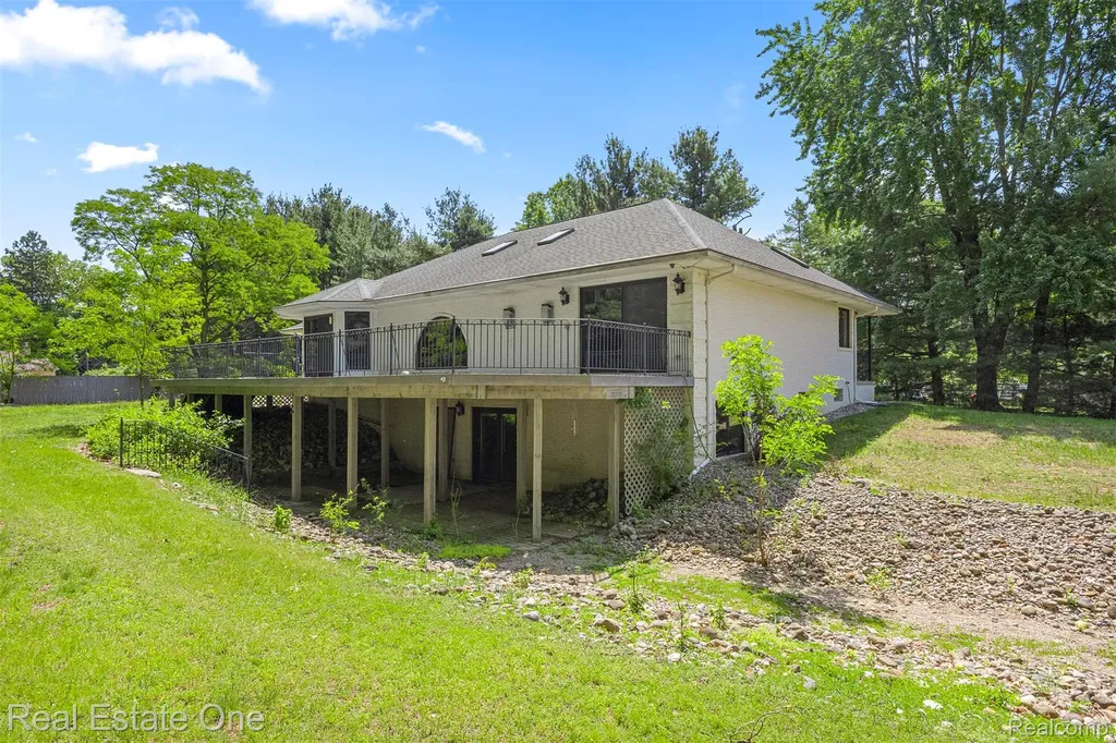 8329 Gray Street Westland City MI 48185