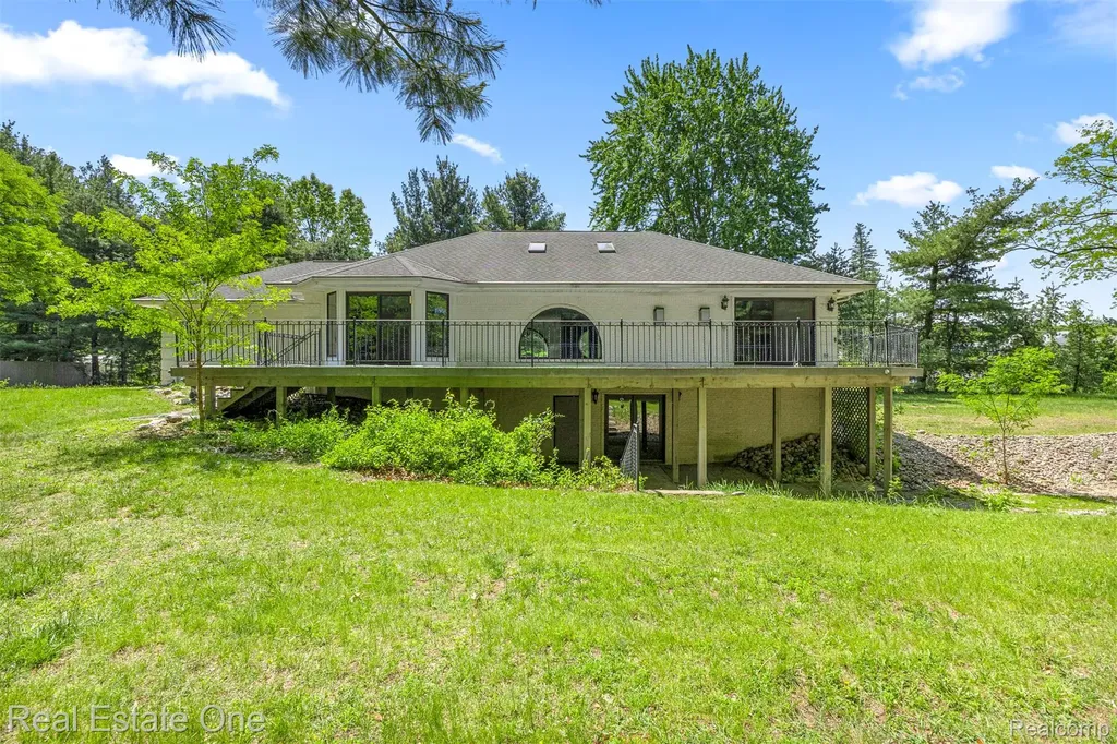 8329 Gray Street Westland City MI 48185