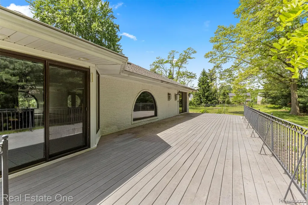 8329 Gray Street Westland City MI 48185