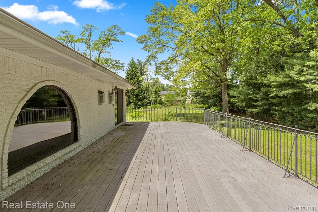 8329 Gray Street Westland City MI 48185