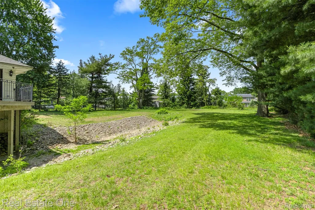 8329 Gray Street Westland City MI 48185