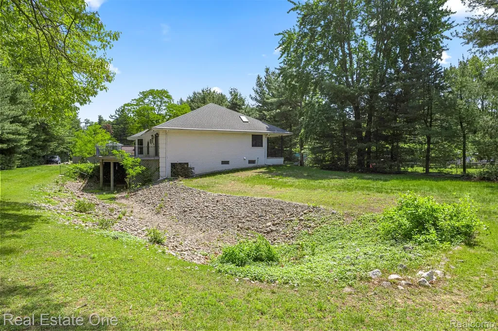 8329 Gray Street Westland City MI 48185