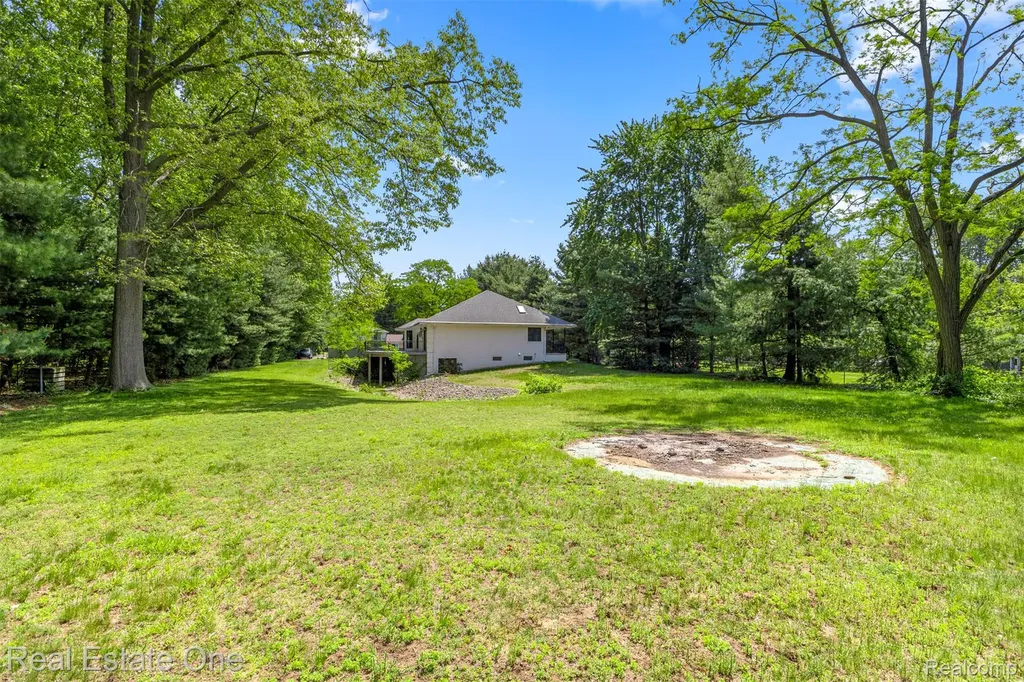 8329 Gray Street Westland City MI 48185